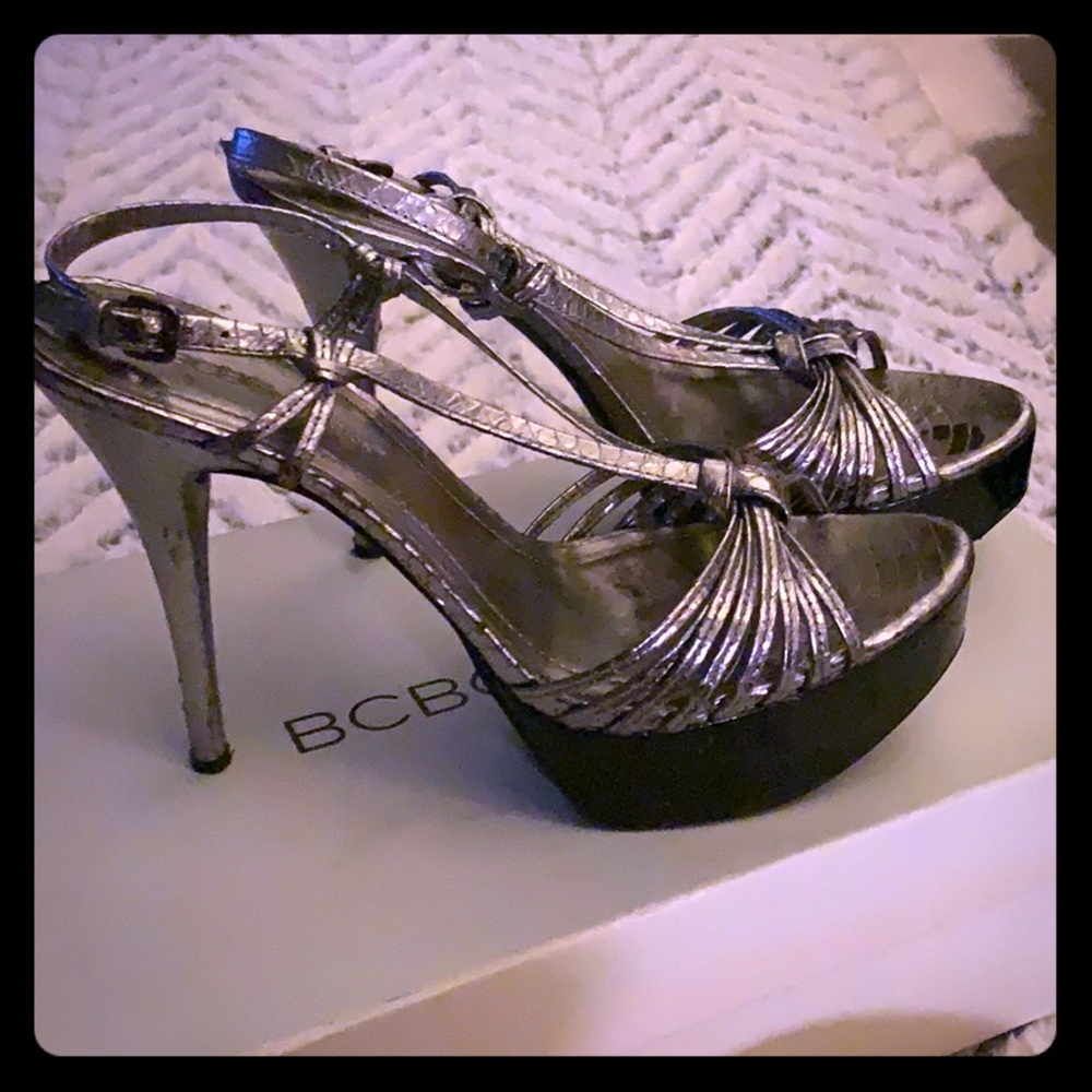 BCBG BG -SANTOS PEWTER/ BLACK HEELS SIZE 8M